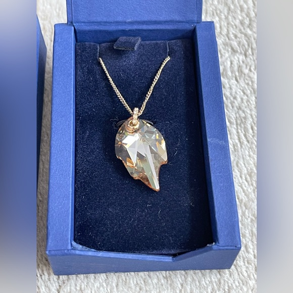 Swarovski leaf pendant - Picture 3 of 13